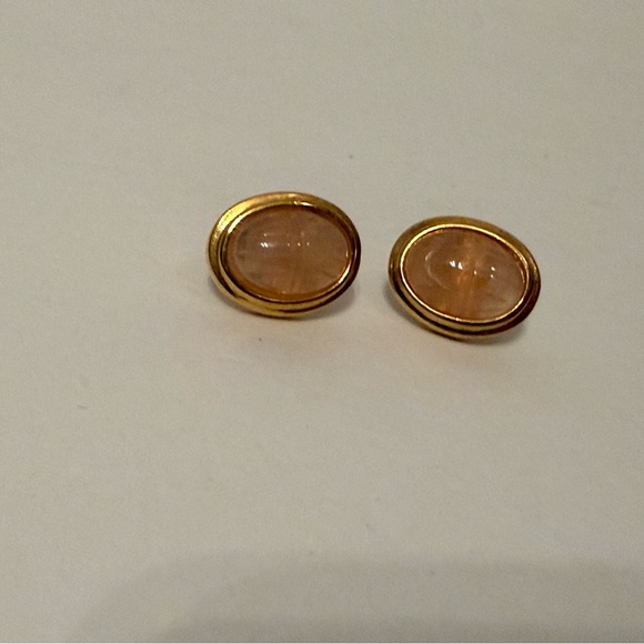 VINTAGE EARRINGS GOLD TONE PALE PINK SCARAB LOOK GLASS CABOCHON OVAL PIERCED - Picture 4 of 8